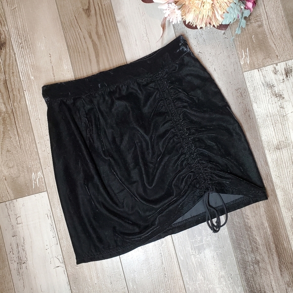 Free People x REVOLVE Vivienne Velvet Ruched Black Mini Skirt Size 4 - Picture 16 of 16